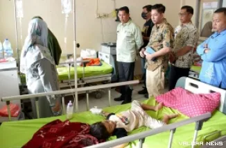 Sekda Agam, Mhd Lutfi meninjau kondisi korban keracunan MBG yang jalani perawatan di RSUD Lubuk Basung, Kamis. (humas)