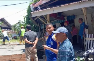 Anggota DPRD Padang, Rusdi didampingi Bhabinkamtibmas Banuaran Aipda Dian Wihendro Ratno memantau pengerjaan jembatan di RW 4 Kelurahan Banuaran Nan XX, Kecamatan Lubuk Begalung, Kota Padang, Sumbar pada Sabtu. (humas)