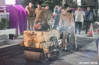 Wali Kota Pekanbaru, Agung Nugroho mencoba mesin pengerasan jalan pada perbaikan system overlay di sejumlah titik di ibu kota provinsi Riau itu. (humas)