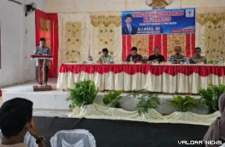 Anggota Komisi II DPRD Sumatera Barat, Ali Muda berdialog tentang penyelenggaraan ketenagakerjaan, di Gedung Serbaguna Jorong Bunuik Raya, Nagari Bunuik, Kecamatan Kinali, Jumat. (humas)