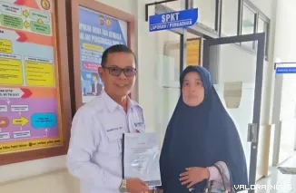 Hetmawati didampingi Kuasa Hukumnya Mardefni SH MH melapor ke SPKT Polres Pesisir Selatan, Rabu (15/10/2025). FOTO: tusrisep