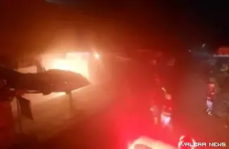 Personil Damkar Padang saat memadamkan kebakaran di kawasan Blok A Pasar Raya Padang pada Kamis dini hari. (Dok. Damkar Padang)