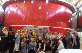 Momen foto bersama usai peluncuran buku puisi berjudul "Dinda, Tahajudmu yang Menggoda" karya Armaidi Tanjung.