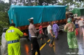 Petugas saat melakukan evakuasi truk yang mengakibatkan pengaturan jalan buka-tutup dan membuat terjadinya kemacetan. (Dok. Satlantas Polres Padang Panjang)