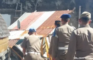 Personil Satpol PP Padang membongkar bangunan liar. (Dok. Satpol PP Padang)