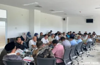 Ketua Banggar DPRD Padang, Muharlion memimpin rapat pembahasan terkait kontribusi PAD dari BUMN dan BUMD yang ada di Kota Padang, Selasa. (humas)
