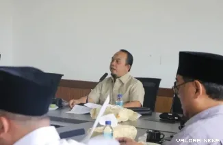 Ketua DPRD Padang, Muharlion saat memimpin rapat pembahasan potensi pendapatan daerah pada Rancangan APBD Tahun 2026, Rabu. (mangindo kayo)