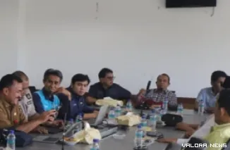 Ketua Banggar DPRD Padang, Muharlion didampingi wakil ketua, Mastilizal Aye dan anggota lainnya, menggelar rapat pembahasan pendapatan dalam rangkaian pembahasan RAPBD 2026, Selasa sore. (humas)