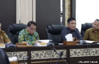 Ketua Bapemperda DPRD Sumbar, Muhammad Yasin saat memimpin rapat dengan agenda penyisiran Perda yang tidak dilengkapi aturan turunan di DPRD Sumbar, Selasa. (humas)
