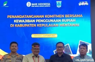 Kepala Perwakilan BI Sumbar Mohamad Abdul Majid Ikram (Menggunakan Ikat Kepala Khas Mentawai), Sesuai Penanda Tanganan Komitmen Bersama Kewajiban Penggunaan Rupiah di Kabupaten Kepulauan Mentawai (*)