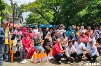 Kabid Humas Polda Sumbar, Kombes Pol Susmelawati Rosya dan jajaran, foto bersama dengan jurnalis usai silaturahmi di Padang. Rabu. (veby rikiyanto)