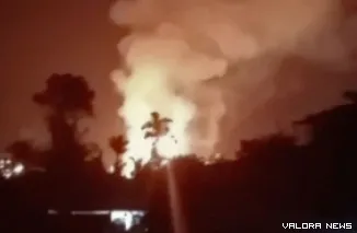 Rekam layar kilau api membumbung ke langit usai ledakan mengguncang Kilang Pertamina RU II Dumai, Riau, Rabu malam ini. (humas)