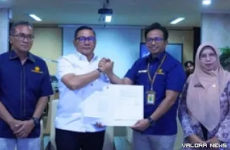 Wako Bukittinggi, Ramlan Nurmatias menerima naskah perjanjian kerjasama Pemungutan Pajak Pusat dan Daerah yang ditandatangani dalam seremonial yang digelar virtual, Selasa. (humas)