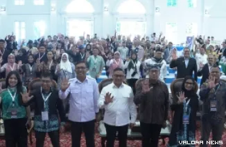 Wali Kota Bukittinggi, Ramlan Nurmatias foto bersama usai pembukaan Minangkabau Travel Mart (MTM) ke-6, di Balairung Rumah Dinas Wali Kota Bukittinggi, Rabu. (humas)