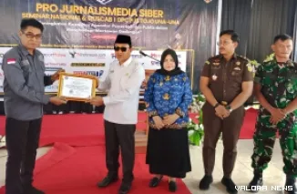 Ketua Umum DPP PJS, Mahmud Marhaba menyerahkan cenderamata pada Bupato Tojo Una-una, Ilham Lawidu disaksikan Wabup dan Forkopimda, usai seminar nasional dalam rangkaian kegiatan Muscab PJS, Rabu. (humas)