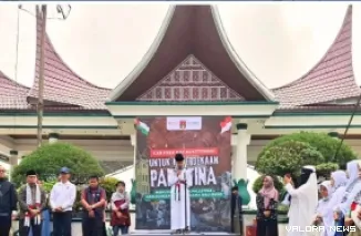 Wawako Bukittinggi, Ibnu Azis mengikuti kegiatan Car Free Day  Bukittinggi untuk Kemerdekaan Palestina, Ahad. (hamriadi)