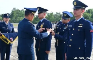 Danlanud Rsn, Marsma TNI Abdul Haris memasangkan tanda pangkat usai upacara kenaikan pangkat satu tingkat lebih tinggi terhadap 135 personel Pangkalan Udara Roesmin Nurjadin (Lanud Rsn), Rabu. (humas)