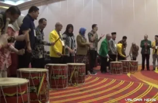 Pemukulan gendang menandai dimulainya pertemuan dekan PTN bagian barat Indonesia bidang Ilmu Sosial, di Kota Padang, tanggal 24-25 Oktober 2025. (humas)