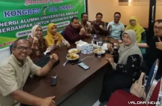 Ketua Tim Teknis Kongres VII DPP IKA Unand, Munzir Busniah beserta jajaran panitia, pada pembahasan rapat persiapan di sekretariat DPP IKA Unand, Jl KIS Mangunsarkoro Padang, Kamis malam. (humas)