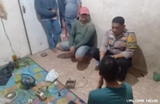 Pria berinisial F (30) saat di interogasi polisi karena minum racun saat live di media sosial (Dok. Polsek Lubuk Alung)
