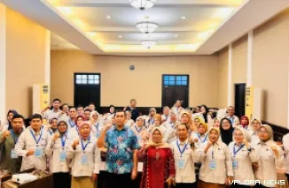 Kepala Disdukcapil Kota Padang Teddy Antonius (Baju Batik) Didampingi Kabid Dafduk Syafrida Berfoto Bersama Peserta Sosialisasi Pendaftaran Penduduk di Hotel Padang, Sabtu (11/10/2025)