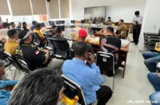Ketua DPRD Padang, Muharlion didampingi anggota, Usmardi Thareb dan Rahmat Wijaya berdialog dengan perwakilan PKL yang dipindahkan berjualan ke Fase VIII, Senin. (humas)