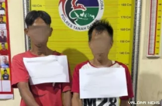Dua orang tersangka yang diamankan Satresnarkoba Polres Tanah Datar. (Dok. Satresnarkoba Polres Tanah Datar)