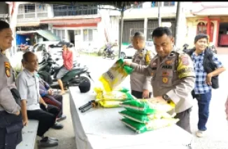Jajaran Polsek Padang Selatan Sedang Melayani Warga Memperoleh Beras dengan Harga Murah, Selasa (7/10/2025)