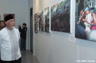 Gubernur Sumbar, Mahyeldi memerhatikan salah satu karya Edi Utama pada Pameran Etnofotografi bertemakan "Islam di Minangkabau: Surau dan Ritus di Sumatera Barat," di Galeri Taman Budaya Sumbar, Jumat sore. (humas)