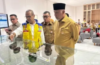 Deputi Infrastruktur Dasar Kemenko Infraswil, Muhammad Rachmat Kaimuddin bersama Mahyeldi (gubernur Sumbar) dan jajaran, menerima penjelasan pembanguan Fly Over Sitinjau Lauik, Senin. (humas)