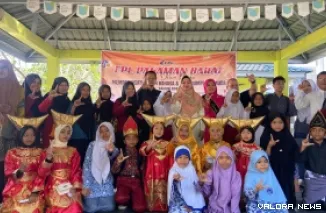Bunda Literasi Kabupaten Pasaman Barat, Sifrowati Yulianto bersama Deni Mailizon (Ketua FPL Pasbar) dan jajaran, foto bersama dengan pemenang lomba dalam rangka memperingati Bulan Bahasa sekaligus Hari Sumpah Pemuda Tahun 2025, Ahad. (humas)