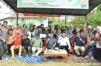 Ketua DPRD Padang, Muharlion bersama Fadly Amran (Wako Padang) saat menghadiri kegiatan Aksi Bersih Sungai Batang Maransi Aia Kalabu, Ahad. (humas)