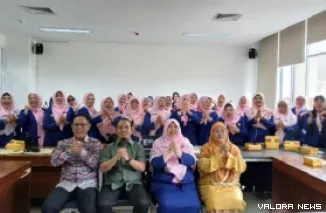 Ketua DPRD Padang, Muharlion bersama Ketua GOW Padang, Sri Hayati Maigus Nasir, Eri Sendjaya (Kepala Dinas DP3AP2KB Padang) dan jajaran pengurus GOW foto bersama usai pembukaan Raker, Kamis. (humas)