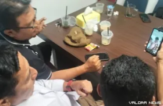 Gubernur Sumbar, Mahyeldi melakukan panggilan video dengan jajaran panitia Kongres VII IKA Unand, Kamis. Dikesempatan itu, Mahyeldi mengonfirmasi akan hadir di pembukaan kongres tanggal 15 November 2025. (humas)