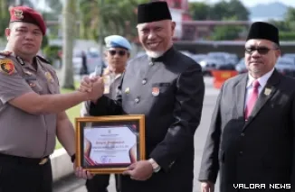 Gubernur Sumbar, Mahyeldi menyerahkan penghargaan pada personel Polri yang berhasil ungkap kasus narkoba di peringatan Hari Kesaktian Pancasila, Rabu. (humas)
