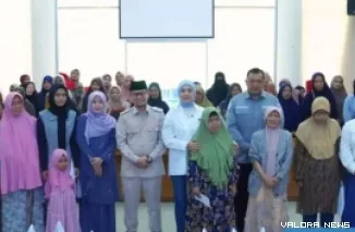 Ketua Umum BKOW Sumatera Barat, Dianita Maulin foto bersama dengan peserta bakti sosial (Baksos) di aula Balai Kota Bukittinggi, Kamis. (humas)