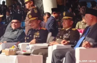Ketua DPRD Sumbar, Muhidi (kiri) menghadiri upacara HUT TNI ke-80 tahun 2025, di Lapangan Imam Bonjol Padang, Ahad. (humas)