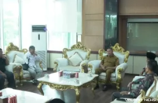 Wali Kota Bukittinggi, Ramlan Nurmatias dialog dengan pengurus Ikatan Keluarga Minang (IKM) Sumatera Utara di ruang transit Balaikota Bukittinggi, Selasa. (humas)