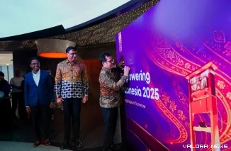 Wakil Menteri Komunikasi dan Digital Republik Indonesia, Nezar Patria, Didampingi President Director and CEO Indosat Ooredoo Hutchison, Vikram Sinha, Saat Peluncuran Empowering Indonesia Report 2025 (*)