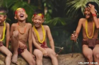 Anak suku Mentawai yang masih mempertahankan pola hidup zaman nenek moyang. (humas)
