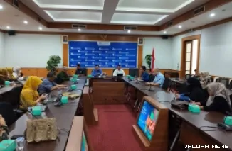 Kepala Perwakilan BI Sumatera Barat, Mohamad Abdul Majid Ikram dan jajaran, pada kegiatan Media Briefing Pengendalian Inflasi, di Ruang Rapat Excellence KPw BI Sumbar, Selasa. (veby rikiyanto)