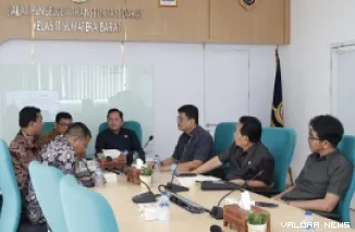 Ketua Komisi IV DPRD Sumbar, Doni Harsiva Yandra bersama anggota serta Kepala Dinas Perhubungan Sumbar, Dedy Diantolani dialog dengan pengelola Terminal Anak Air Padang, BPTD Kelas II Sumbar, Selasa. (humas)
