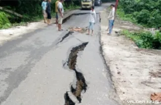 Kondisi Jalan Muaro--Silokek, Kecamatan Sijunjung, amblas sepanjang 50 meter, Senin pagi. (Dok. Camat Sijunjung)