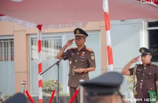 Kajati Sumbar saat memimpin upacara peringatan sumpah pemuda di lapangan Kantor Kejaksaan Tinggi Sumbar. (Dok. Penkum Kejati Sumbar)
