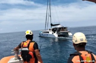 Tim SAR saat membantu evakuasi kapal wisata (Dok. SAR Mentawai)