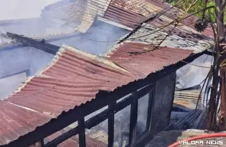 Petugas Damkar saat melakukan pemadaman di Birugo Kota Bukittinggi. (Dok. Damkar Bukittinggi)