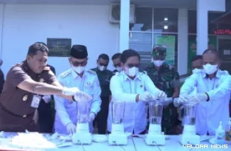 Wawako Bukittinggi, Ibnu Azis bersama Djamaluddin (Kajari Bukittinggi) dan jajaran, lakukan pemusnahan barang bukti Narkoba jenis sabu, di halaman Kejari Bukittinggi, Rabu. (humas)