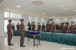 Kajati Sumbar Muhibuddin saat melantik 12 pejabat utama di lingkungan Kejati Sumbar. (Dok. Penkum Kejati Sumbar)