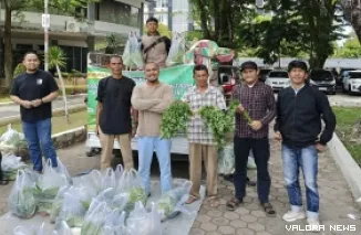 Petani milenial difasilitasi berjualan sayur di halaman parkir kantor gubernur. Hasilnya, produknya laris dalam hitungan jam. (humas)