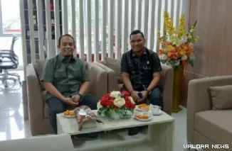 Ketua DPRD Padang, Muharlion, menerima kunjungan Ketua DPRD Bungo, Muhammad Adnan di ruang kerjanya, Kamis. (humas)